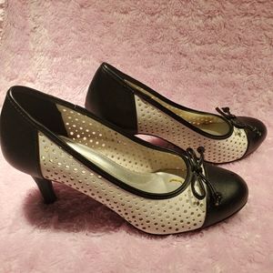 Black and white small heal